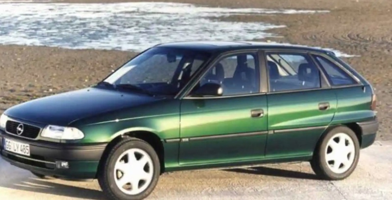 Лобовое стекло на Opel Astra F
